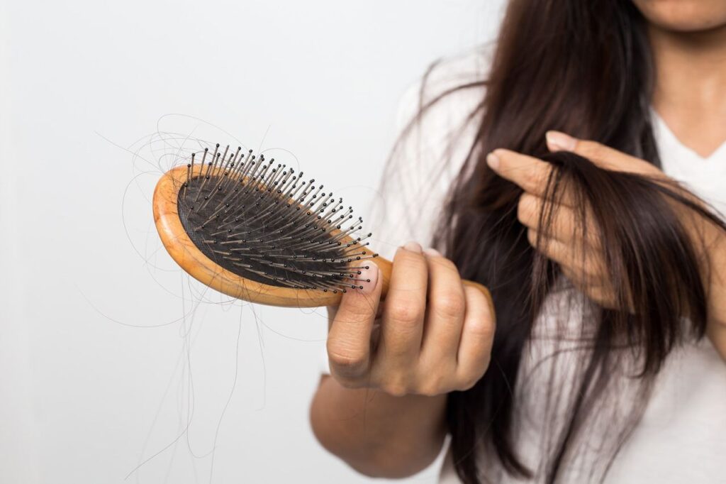 Выпадение волос: как сохранить свою красоту, — эксперт